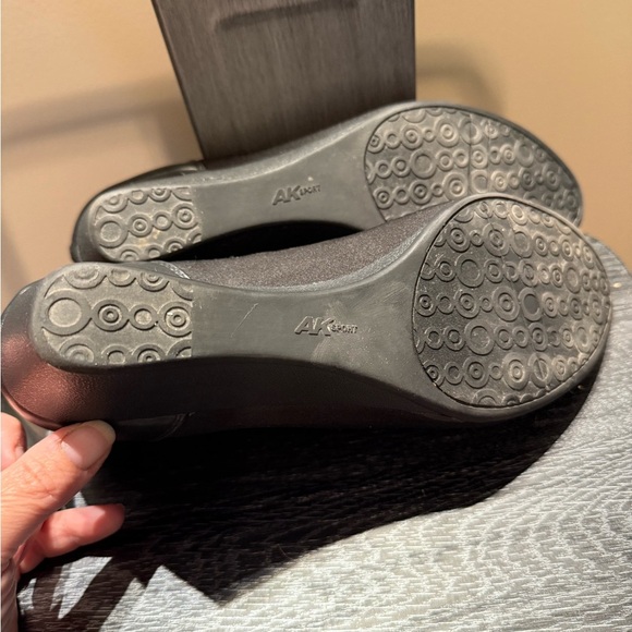 Anne Klein Black Wedge Shoes - Picture 6 of 8